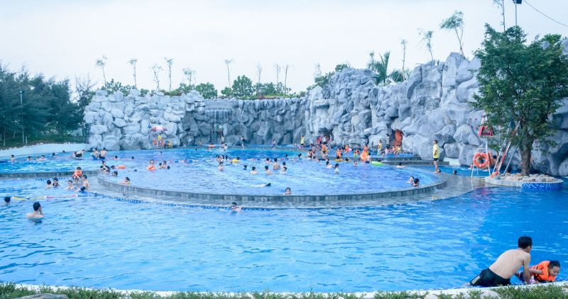Không gian rộng lớn tại bể bơi khu sinh thái Đan Phượng