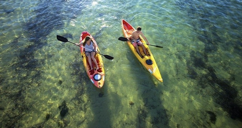 Hoạt động chèo SUP hoặc kayak nhiều du khách yêu thích khi đến Làng Vân Đà Nẵng